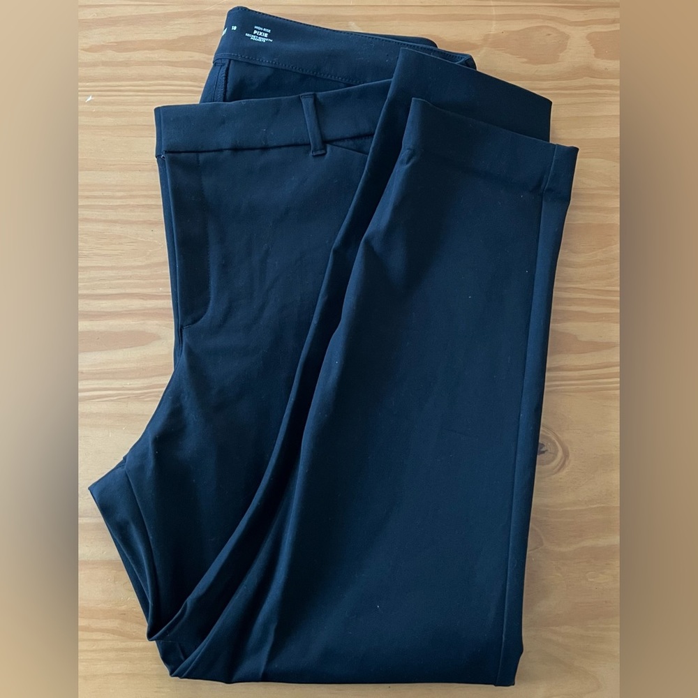 Old Navy High-Waisted Pixie Skinny Pants in Black